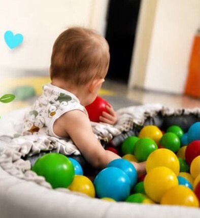 Özel Işıl Işıl Montessori'de top havuzunda oynayan bebek